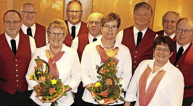 Der Vorsitzende Berthold Reich (links)...wie Franz Hug (hinten, 4. von rechts).  | Foto: Karin Hei