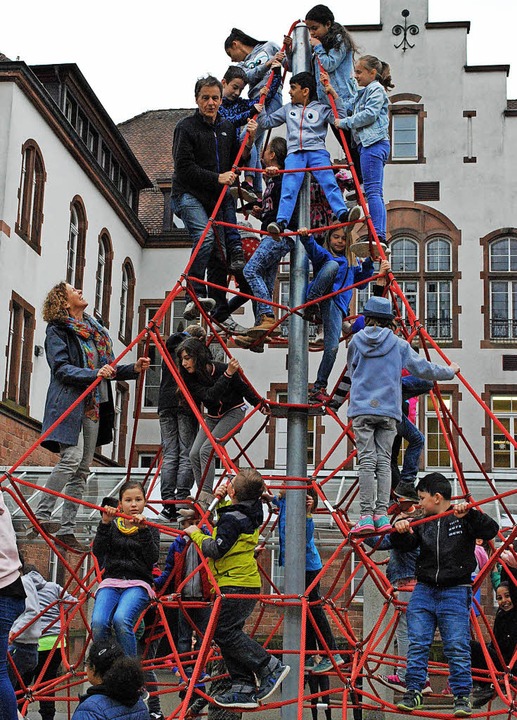 Hoch hinaus können die  Karl-Friedrich...e (l.) auf ihrem neuen Klettergerüst.   | Foto: Sylvia-Karina Jahn