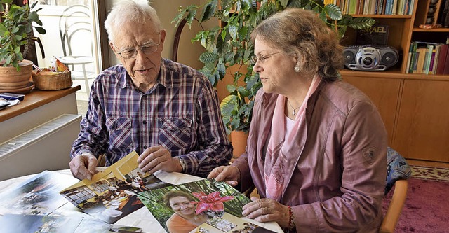 Peter Pfaff und Dorit Schwarz blicken ...hrzehnten im Perukreis dokumentieren.   | Foto: Evamarie Kurfess