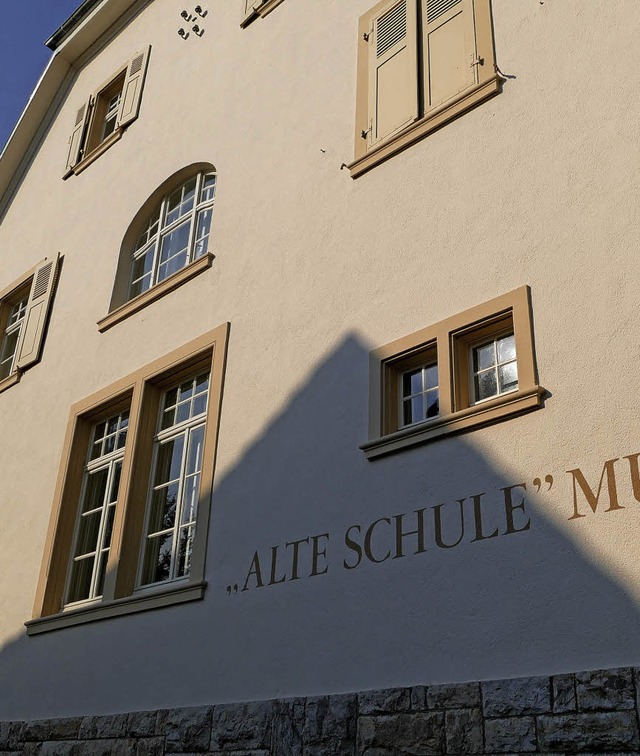Licht und Schatten  am Museum Alte Schule  sorgen fr Diskussion.  | Foto: Langelott