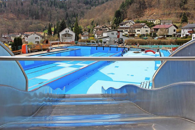 Noch wird am Becken gearbeitet. Doch a...ller Freibad wieder seine Tore ffnen.  | Foto: Martin Klabund