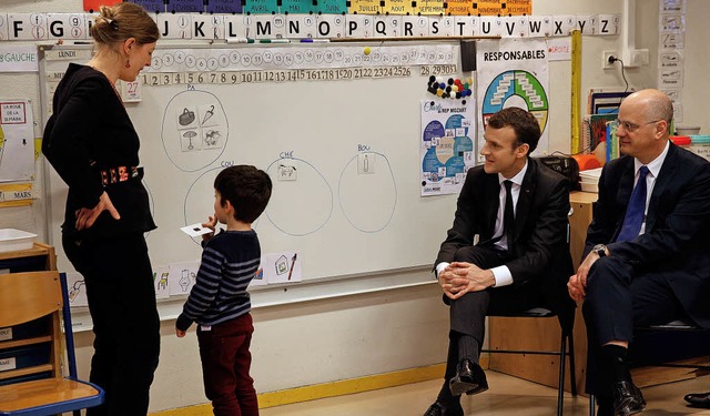 Emmanuel Macron (zweiter von rechts)  ...an-Michel Blanquer in einer Vorschule   | Foto: AFP