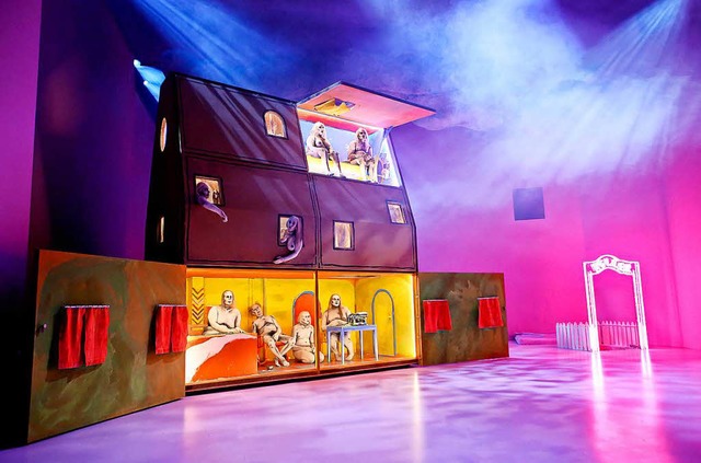 Familires Unwesen im Puppenhaus:Szene...&#8222;Kaspar Hauser und Shne&#8220;   | Foto: birgit hupfeld