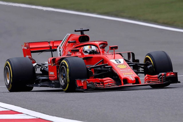 Sebastian Vettel aus Deutschland vom T...ria Ferrari fhrt auf der Rennstrecke.  | Foto: dpa