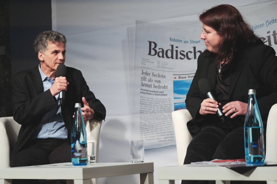 Uwe Mauch, Leiter der BZ-Stadtredaktion, befragt Monika Stein.  | Foto: Miroslav Dakov