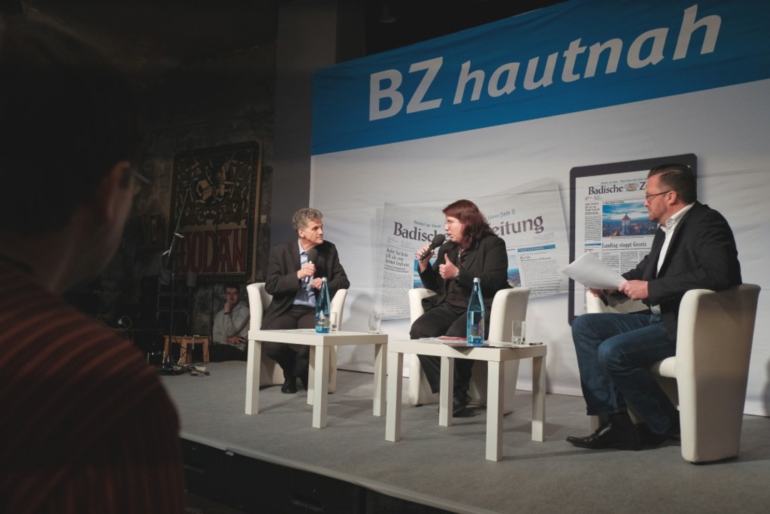 Uwe Mauch, Leiter der Stadtredaktion (...n, im Gesprch mit Monika SteinKnferl  | Foto: Miroslav Dakov