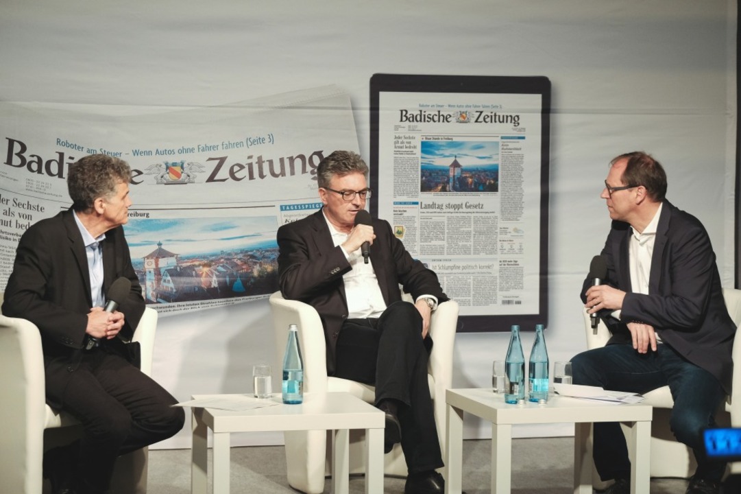 DieterSalomon beantwortet die Fragen v..., und BZ-Chefredakteur Thomas Fricker.  | Foto: Miroslav Dakov