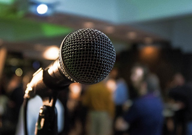 Am Mikrofon knnen die Poetry Slammer ...durch die Lautstrke seines Applauses.  | Foto: Fotos: Kane Reinholdtsen/Veranstalter