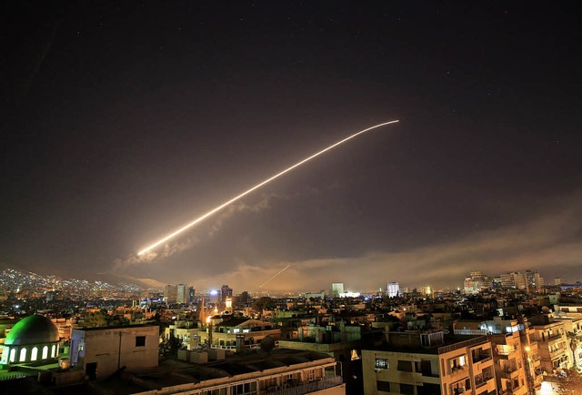 Nchtlicher Angriff: Der Leuchtstreife...wehrrakete ist ber Damaskus zu sehen.  | Foto:  DPA