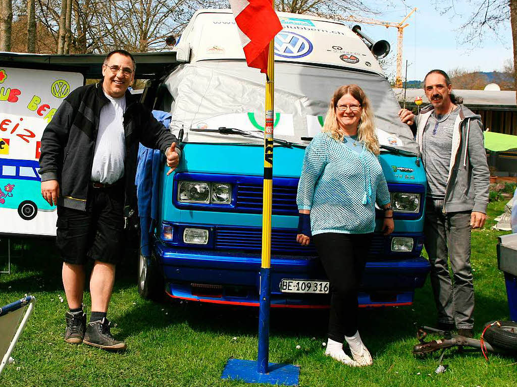 Der VW-Bus-Club Bern feiert dieses Jahr sein 25-jhriges Bestehen und Vertreter - unter ihnen der Prsident Brki Werner - waren natrlich auch in Kirchzarten zu Gast.