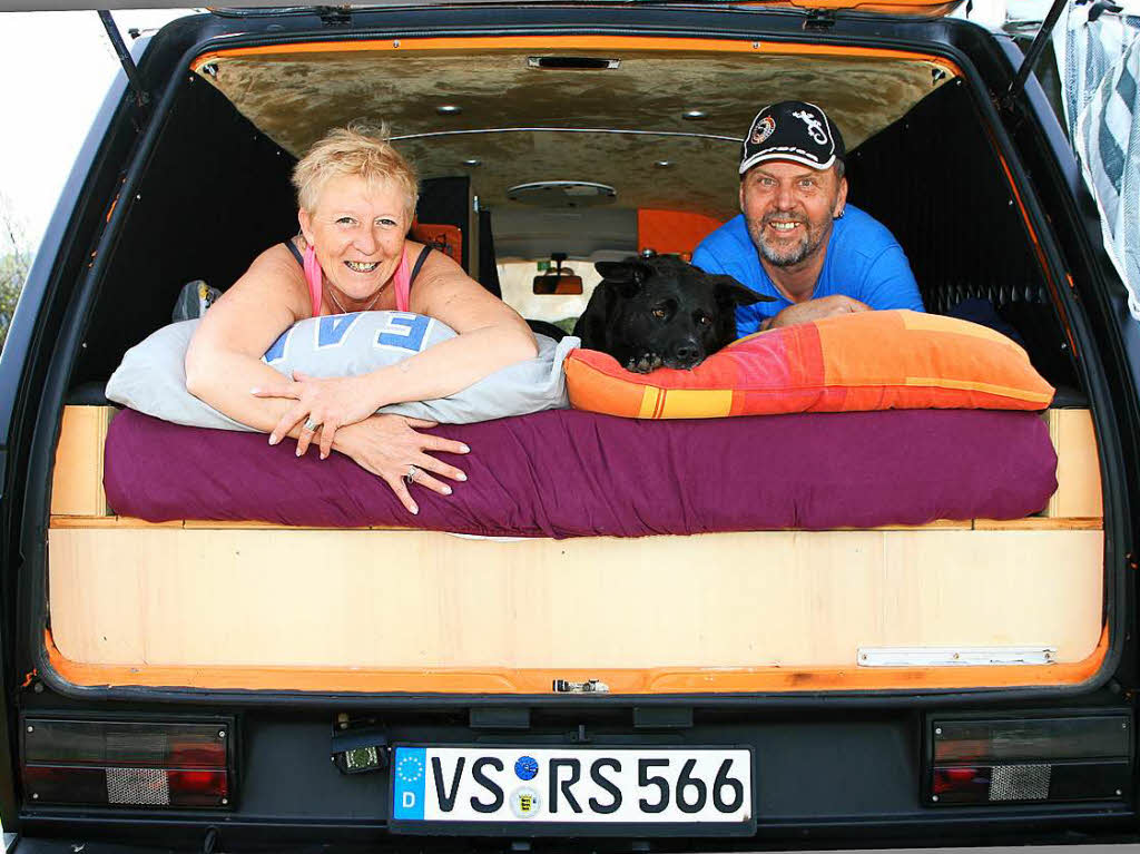 Carla, Jenny und Ralf Spretke aus Donaueschingen sind mit ihrem schwarzen T3 meist in Korsika unterwegs, was auch die Heimat von Hund Jenny ist.
