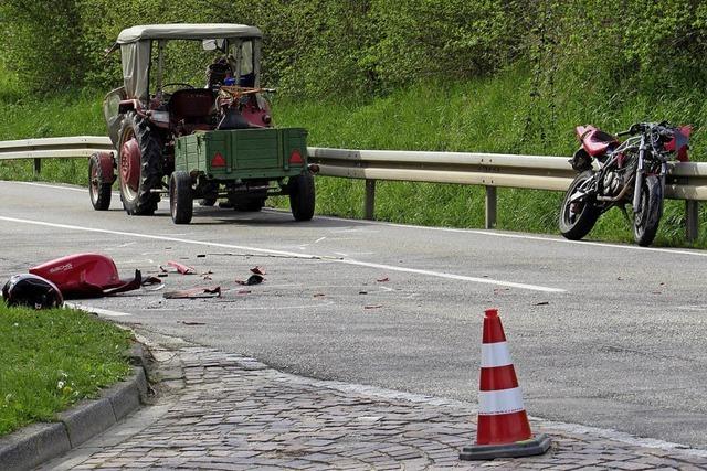 Motorrad stößt gegen Traktor: 17-Jähriger muss schwerverletzt ins Krankenhaus