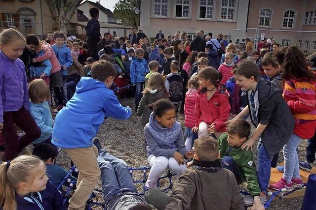 Neues Spielgert fr den Schulhof