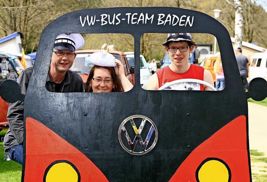 Stilechtes Erinnerungsfoto vom VW-Bus-Treffen  | Foto: Wolf-Wilhelm Adam