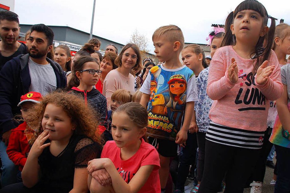 Im Gewerbegebiet Schildgasse war zum verkaufsoffenen Sonntag ein buntes Rahmenprogramm für die ganze Familie geboten. (Foto: Petra Wunderle) Im Gewerbegebiet Schildgasse war zum verkaufsoffenen Sonntag ein buntes Rahmenprogramm für die ganze Familie geboten. (Foto: Petra Wunderle)