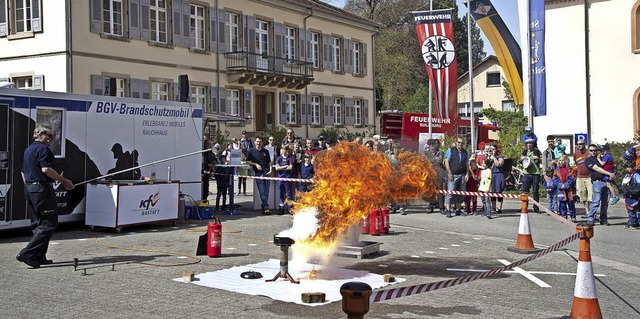 Wie man mit Kchenbrnden umgeht, demo...ei der symbolischen Schlsselbergabe.  | Foto: Volker Mnch