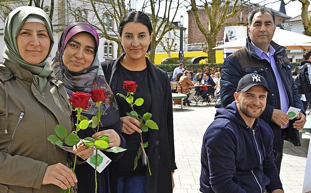 Die islamische Gemeinschaft Milli Gr... 200 Rosen an Passanten am Hebelpark.   | Foto: Barbara Ruda