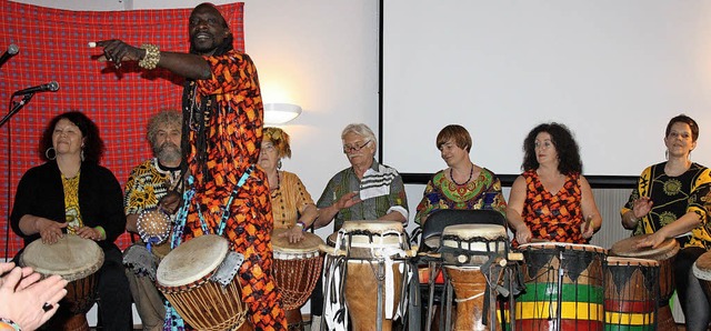 Badou Sne und seine Trommlergruppe erzeugten afrikanische Lebensfreude.    | Foto: Elisabeth Weniger