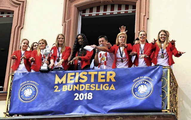 Das Meisterteam genoss den Auftritt auf dem Rathausbalkon.   | Foto: Elisabeth Weidling