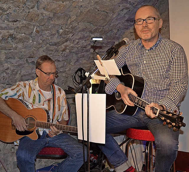 Henning Kurz (rechts) und Peter Otto sorgten fr musikalische Unterhaltung.  | Foto: Martina Weber-Kroker