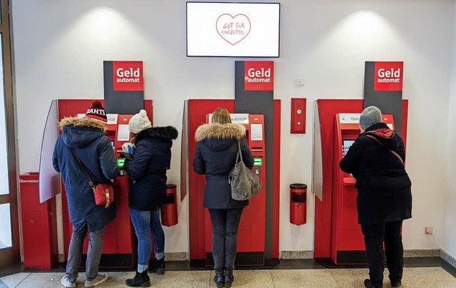 Noch ein vertrautes Bild &#8211; Menschen an Geldautomaten  | Foto: d0a