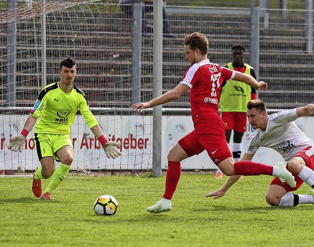 Samuel Geiler (Offenburger FV) hat die...knapp am Tor von  Elias Kiefl vorbei.   | Foto: Alexandra Buss