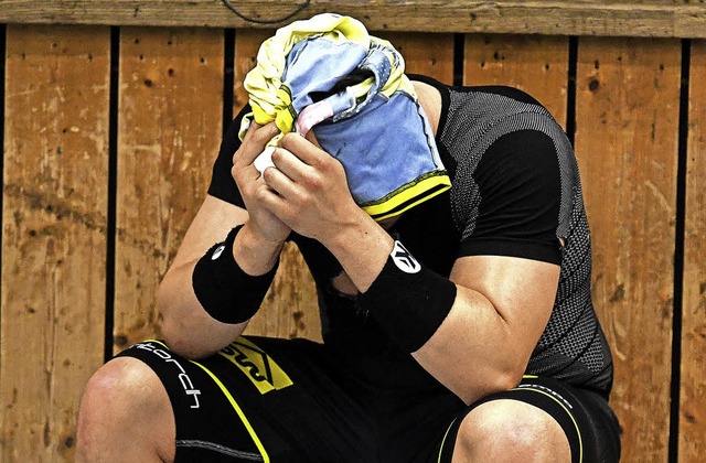 Niedergeschlagen: Axel Simak verbirgt nach dem Abstieg sein Gesicht.   | Foto: Seeger