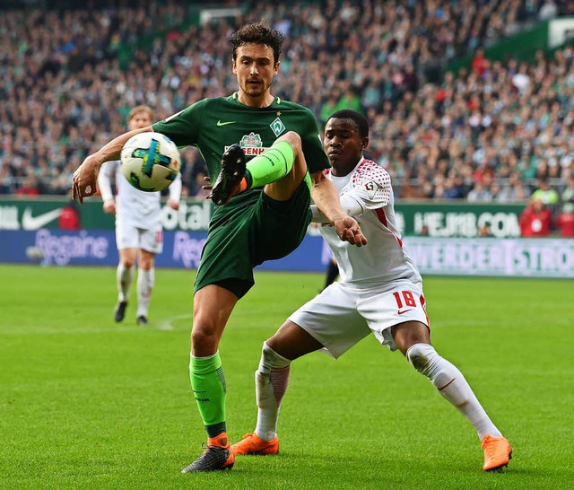 Leipzigs Ademola Lookman (r) kmpft gegen Werders Thomas Delaney um den Ball.  | Foto: dpa