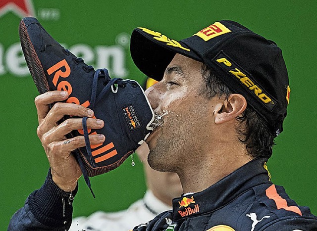 Champagner aus dem Schuh fr den Sieger  | Foto: AFP