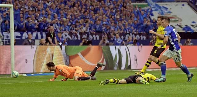 Gleich ist der Ball drin: Der Schalker... Torschuss zuzm 1:0 zur Jubelrunde ab.  | Foto: dpa