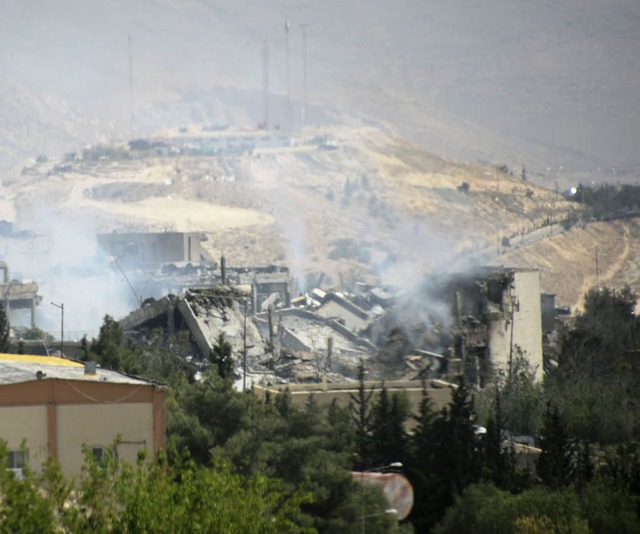 Rauch steigt bei Damaskus ber dem For...und Frankreich stark beschdigt wurde.  | Foto: dpa