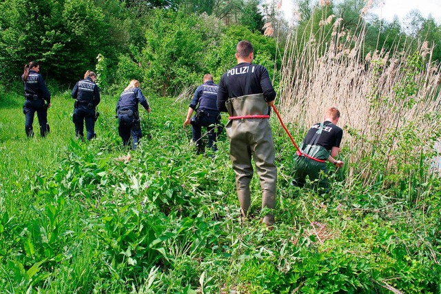 Polizisten 2017 an einem Erbacher Anglersee bei der Spurensuche   | Foto: dpa