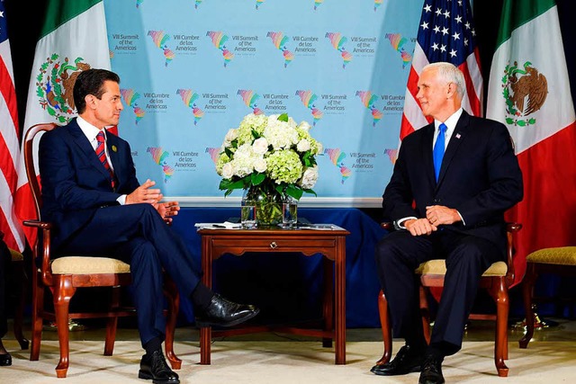Mike Pence (r), Vizeprsident der USA,... Treffen imRahmen des Amerika-Gipfels  | Foto: dpa