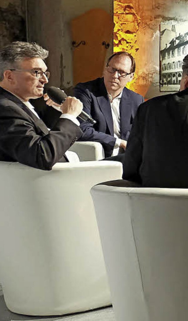 Amtsinhaber Dieter Salomon (links) wur...ur Thomas Fricker (Mitte) interviewt.   | Foto: Miroslav Dakov