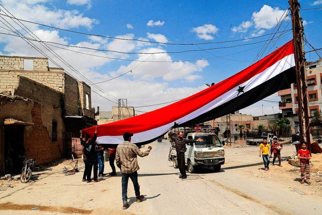 In Damaskus und Umgebung waren nach de...vielerorts syrische Flaggen zu sehen.   | Foto: DPA