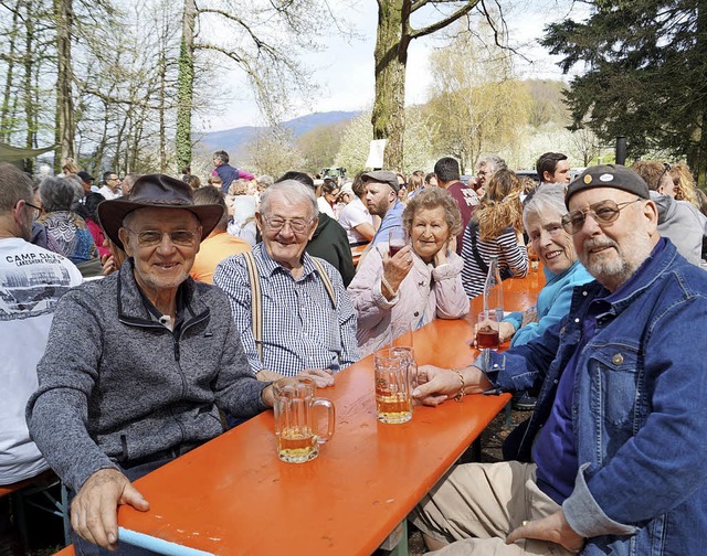 Die gutgelaunte Seniorenrunde aus Laufenburg kommt seit Jahren zum Bltenfest.   | Foto: Silke Hartenstein