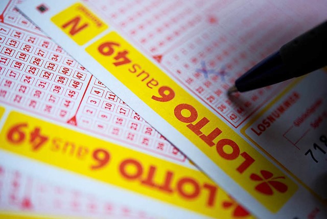 Drei junge Mnner macht die Polizei f...f eine Lotto-Filiale verwantwortlich.   | Foto: dpa