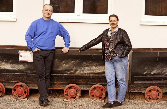 Die Wirtsleute Dominik Faas und Nicole Sprich am Grubengebude  | Foto: Wehrle