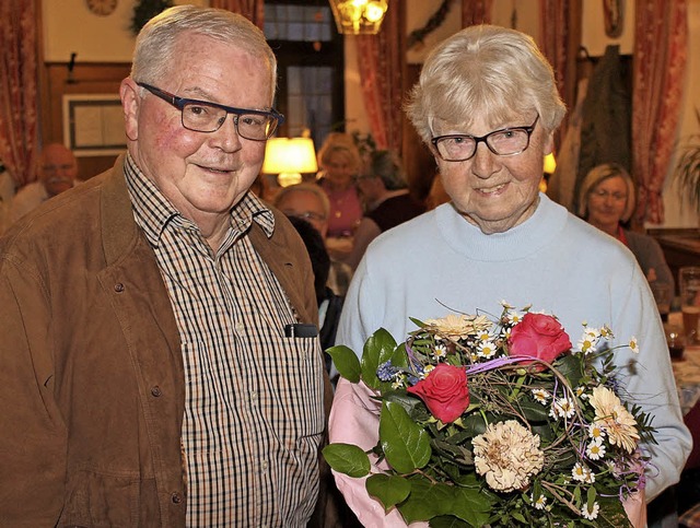 Der Vorsitzende Manfred Rein gratulier...ge Treue zum Ortsverein geehrt wurde.   | Foto: Werner Schnabl