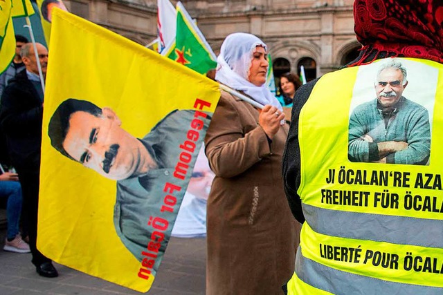 Die Freilassung von Kurdenfhrer cala...e Angeklagten  im Internet gefordert.   | Foto: Joe Klamar/AFP