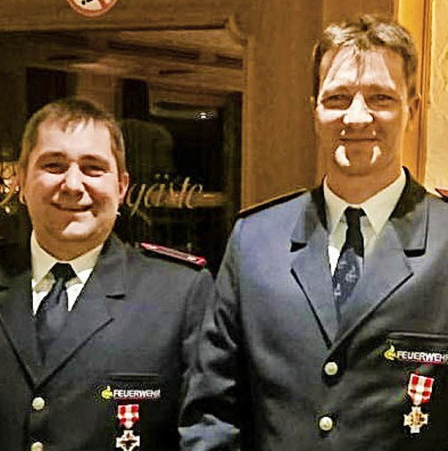 25 Jahre bei der Feuerwehr dabei (von links): Armin Schweizer und Michael Schnur  | Foto: Privat