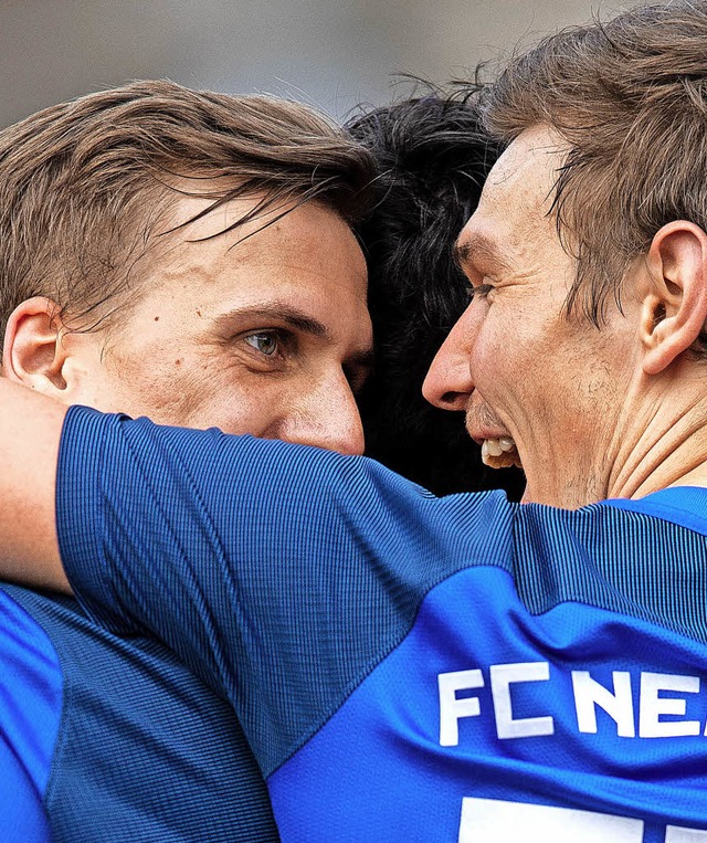 Endlich wieder was zu lachen: Die Blau...ln ihren 2:1-Sieg gegen den FC Singen.  | Foto: Wolfgang Scheu