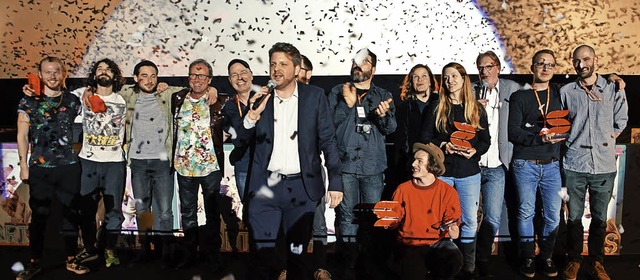Moderator Kai Wissmann, Organisatoren ... der Preisverleihung im Konfettiregen   | Foto: Shorts/Puppe