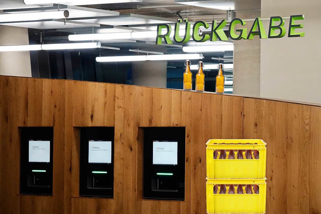 Die Bcherautomaten werden zur Pfandfl...das Leergut stapelt wie im Supermarkt.  | Foto: Wolfgang Grabherr | Montage fudder