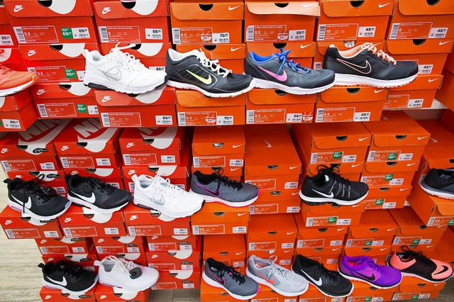 Auch in Discountketten gibt es mittlerweile Markenschuhe zu kaufen.  | Foto: dpa