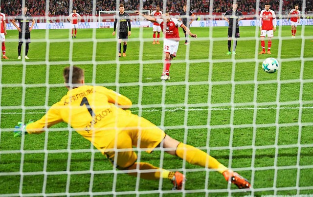 Umstrittener Elfer: Der Mainzer Pablo ...0 gegen SC-Torwart Alexander Schwolow.  | Foto: dpa
