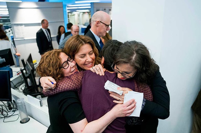 Alice Crites (von links), Stephanie Mc...litzer-Preise im Newsroom der Zeitung.  | Foto: dpa