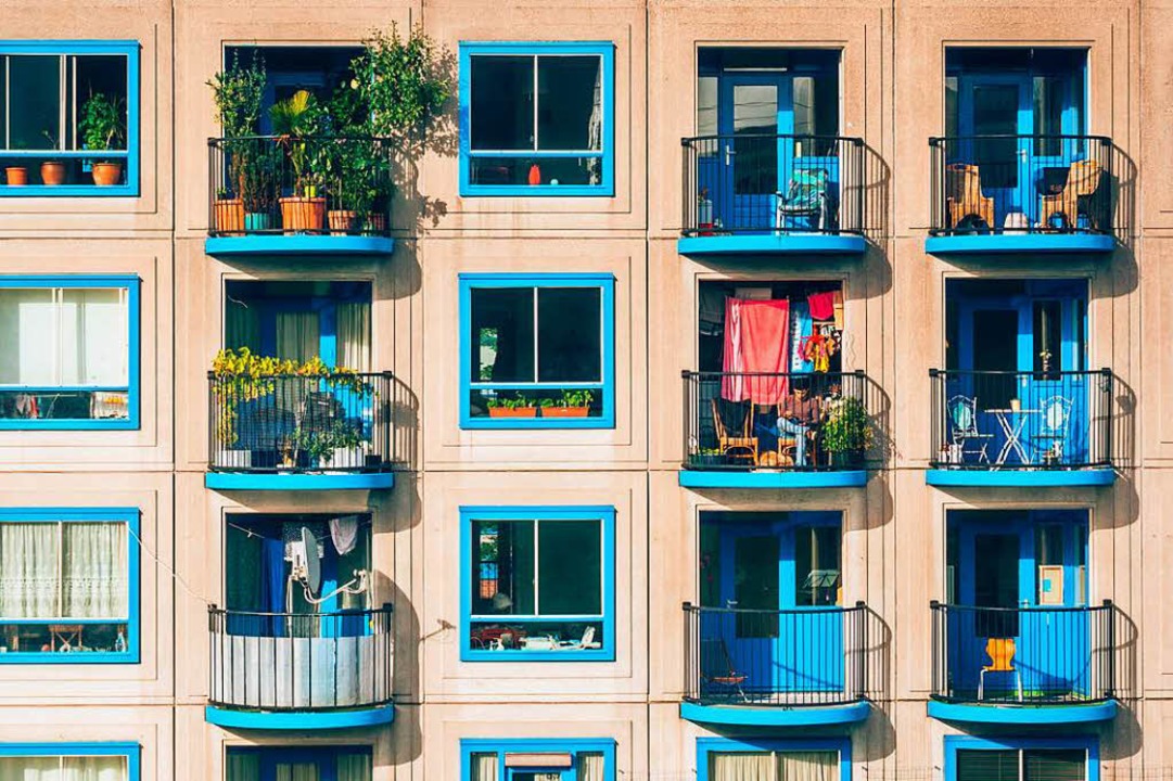 Was ein bisschen grn doch aus einen tristen Balkon machen kann.  | Foto: Unsplash