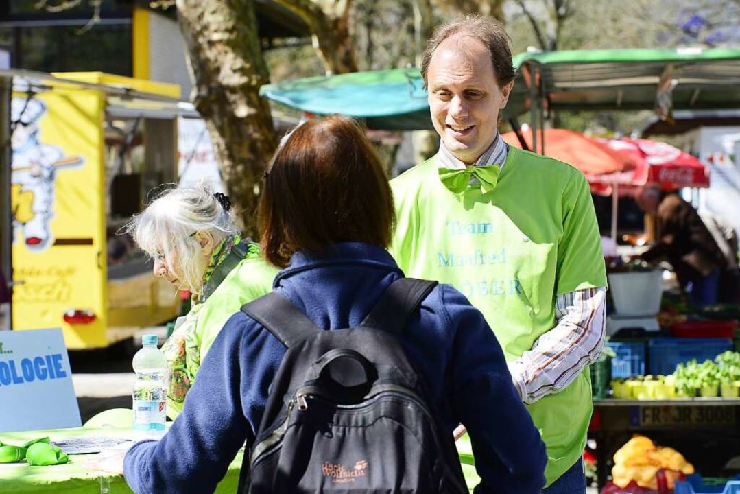 Auf dem Markt in Landwasser verkauft der Kandidat grne Ideen.  | Foto: Ingo Schneider