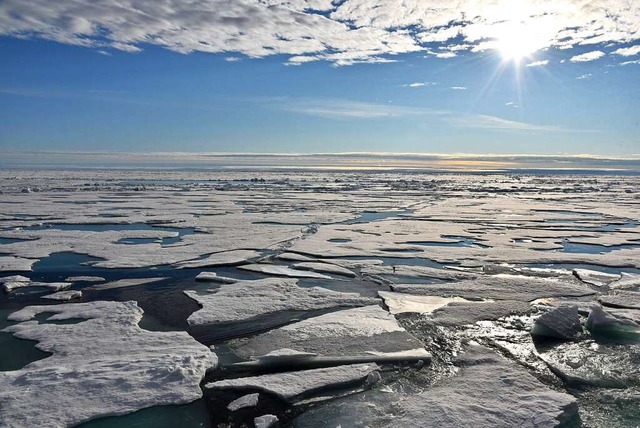 Weil es immer wrmer wird, schmilzt an...n wie hier am  Nordpol immer mehr Eis.  | Foto: dpa